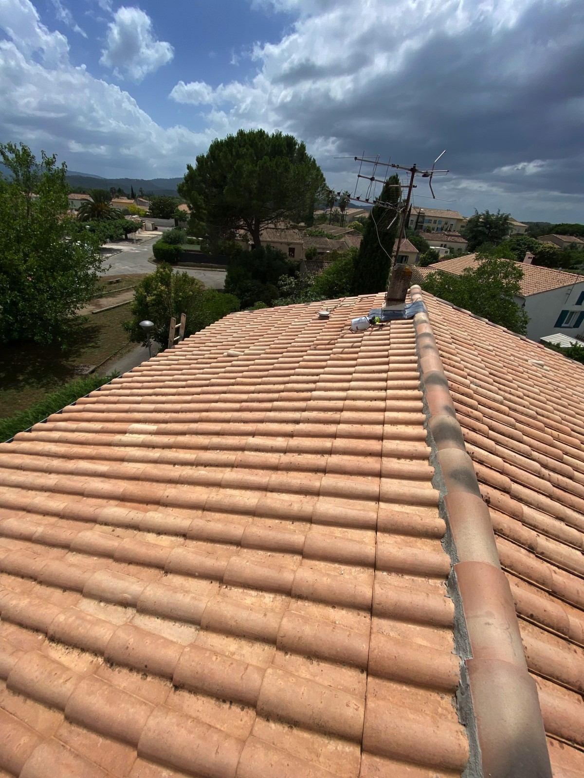 Reprise complète des parties cimentées et étanchéités en plomb sur une toiture en n tuiles Romanes au Muy dans le Var 