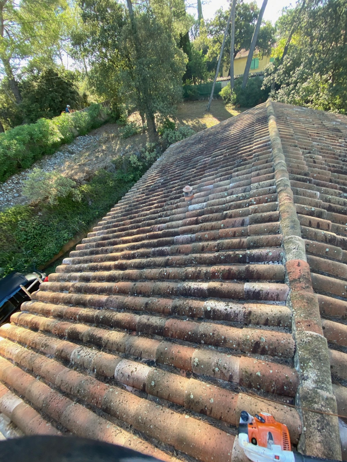 Nettoyage complet - entretien de la toiture avec enlèvement des aiguilles de pins sur maison à Vidauban dans le Var
