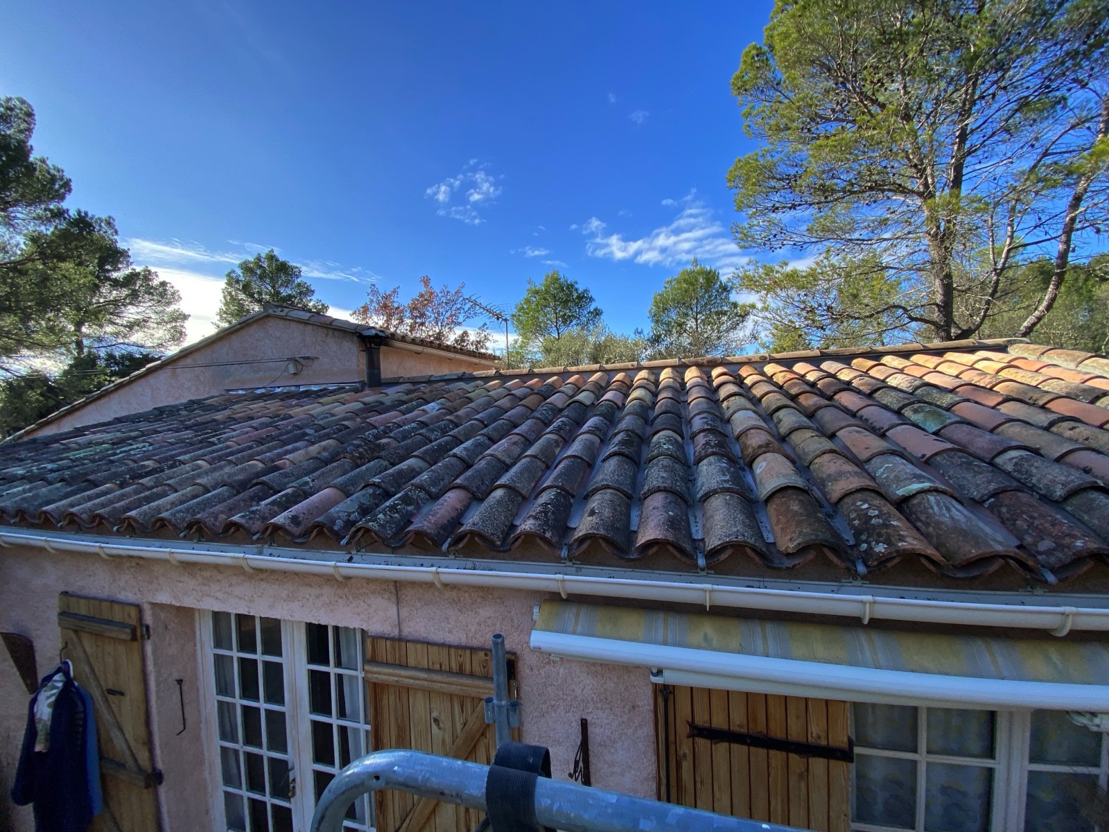 Réfection complète d’une toiture avec pose de plaques sous tuiles neuves à Lorgues dans le Var 