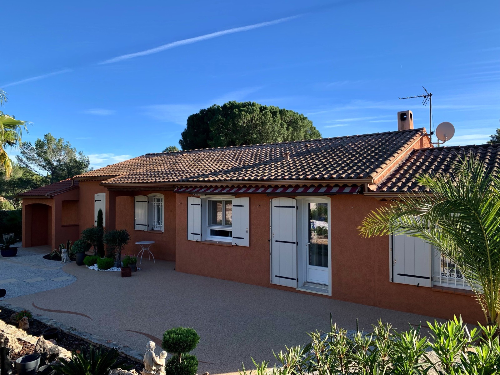 Rénovation de façade à la Cryolite teintée nuancier PRB ton Marrakech à la Bouverie Roquebrune sur argens