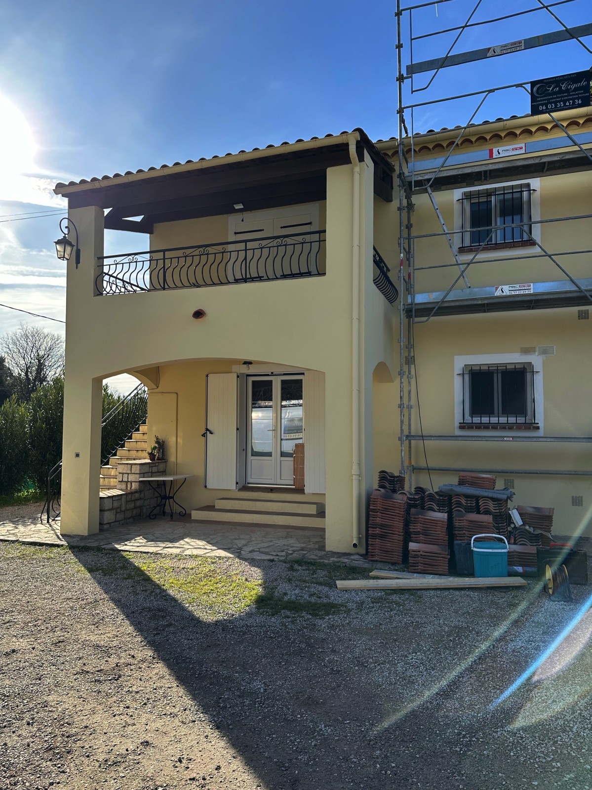 Réfection complète de toiture de maison en tuiles mécaniques  Romanes Silvacane de chez Monier à Trans en Provence dans le Var
