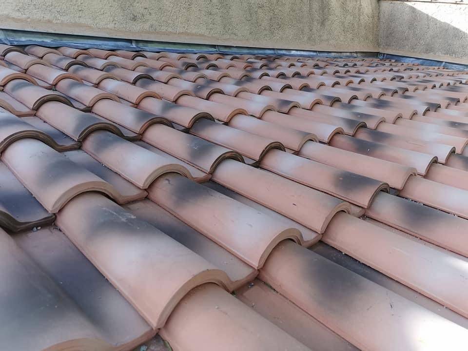 Rénovation partielle de toiture avec faîtage en closoir à sec ventilé et solin en feutre bitumeux alu à Trans-en-Provence