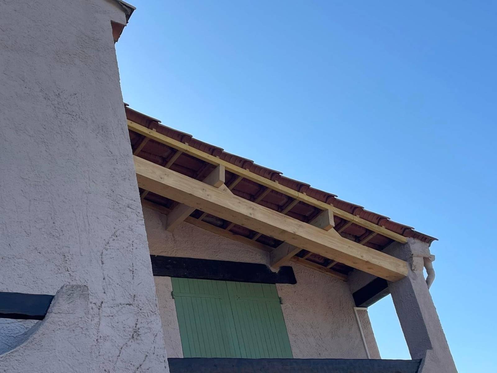 Travaux de remplacement de poutre et reprise de la partie cimentée avec remplacement des liteaux à Draguignan