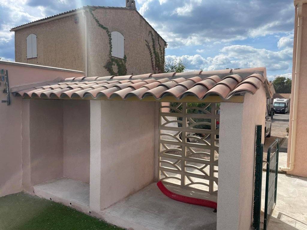 Travaux d'aménagements extérieurs avec création de locaux techniques et reprise complète d'enduit à Draguignan