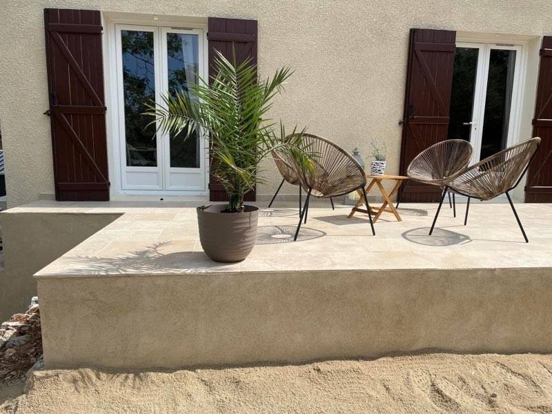 Création d'une terrasse avec maçonnerie et finitions enduits et carrelage travertin à Draguignan