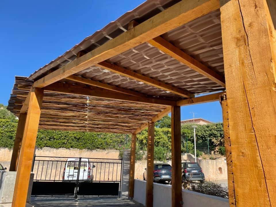 Aménagement paysager complet et carport bois sur Les Issambres dans le Var