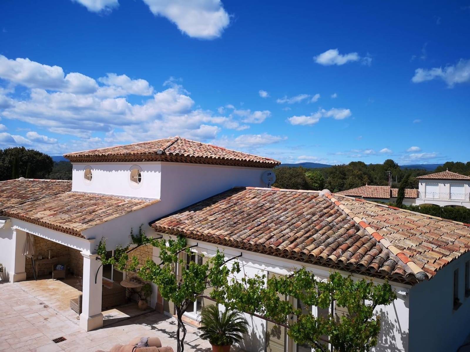 Rénovation complète des parties cimentées sur toitures 4 pentes arêtiers et faîtages en closoir à sec ventilé à Draguignan