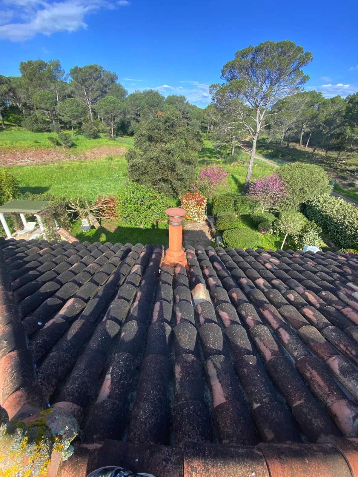 Traitement complet de la toiture en tuiles canals avec PST sur Saint Raphaël dans le Var 
