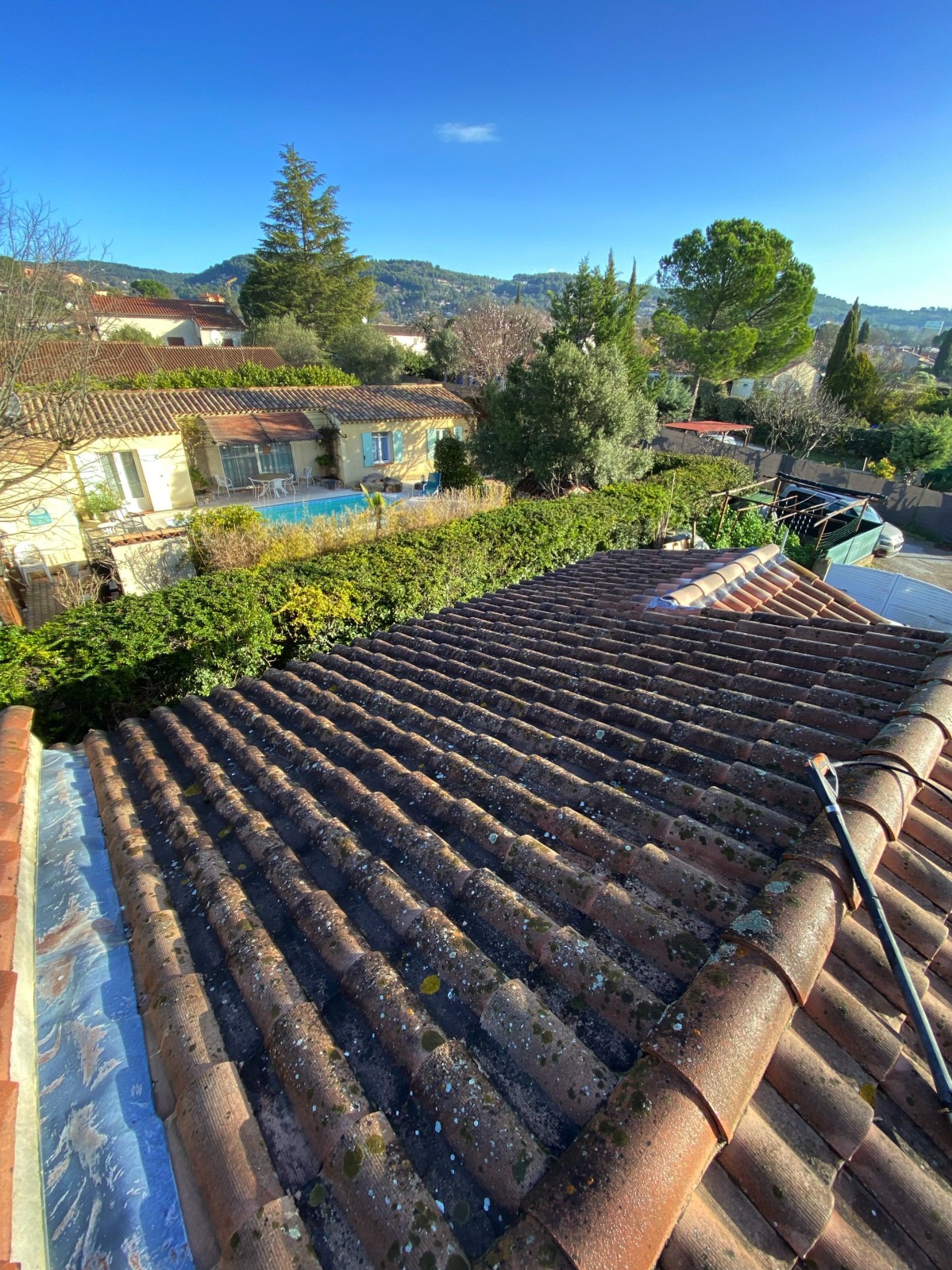 Réalisations de traitements anti mousses et hydrofuge en finition sur une toiture en tuiles Romanes sur Draguignan dans le Var