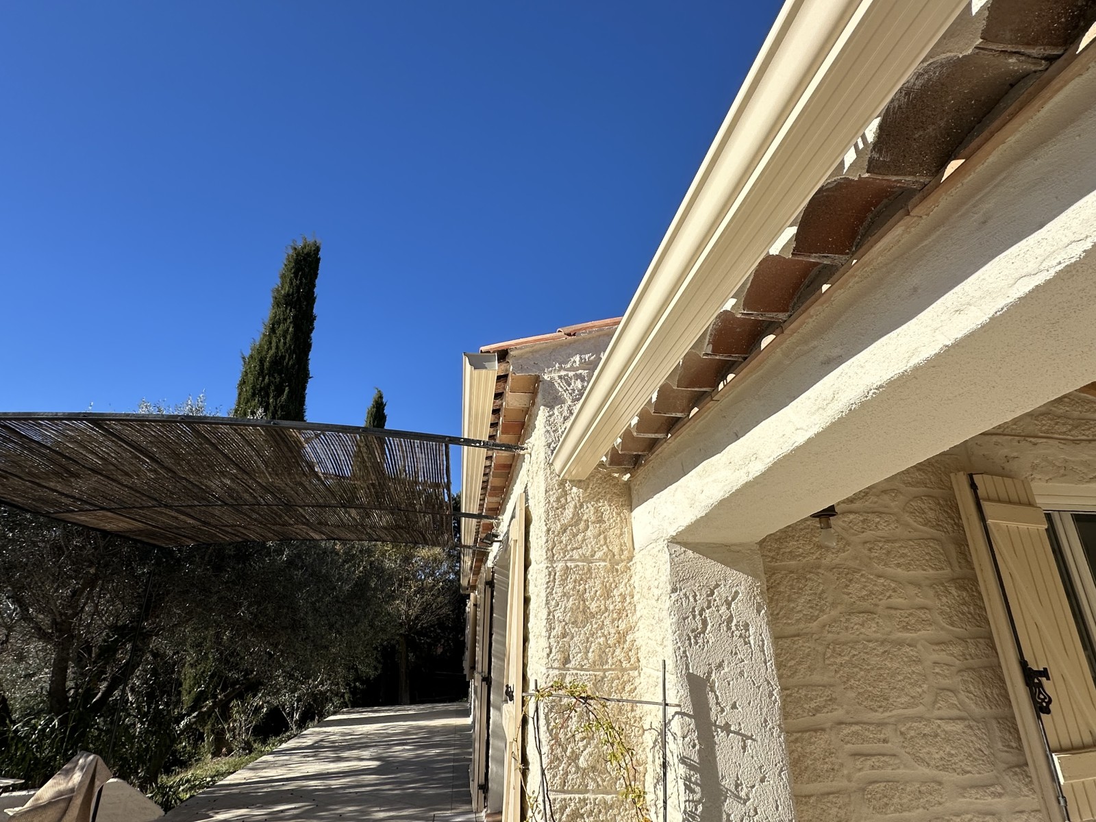 Pose de gouttière en aluminium thermo laqué en partenariat avec Alu Gouttières Innovation à Figanières