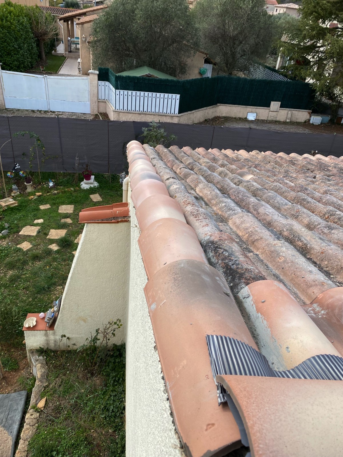 Rénovation de l’ensemble des parties cimentées de la toiture et traitement des tuiles sur Draguignan dans le Var