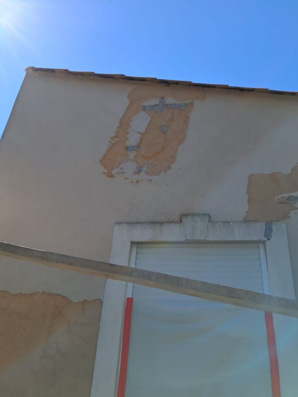 Façadier pour pose d’enduit à la chaux sur maison traditionnelle en pierre à Trans-en-Provence 83720 