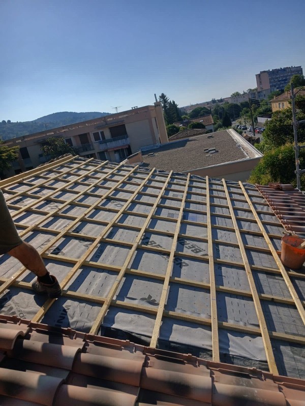 Réfection toiture avec remplacement intégral tuiles romanes Castelviel panaché à Draguignan 83300