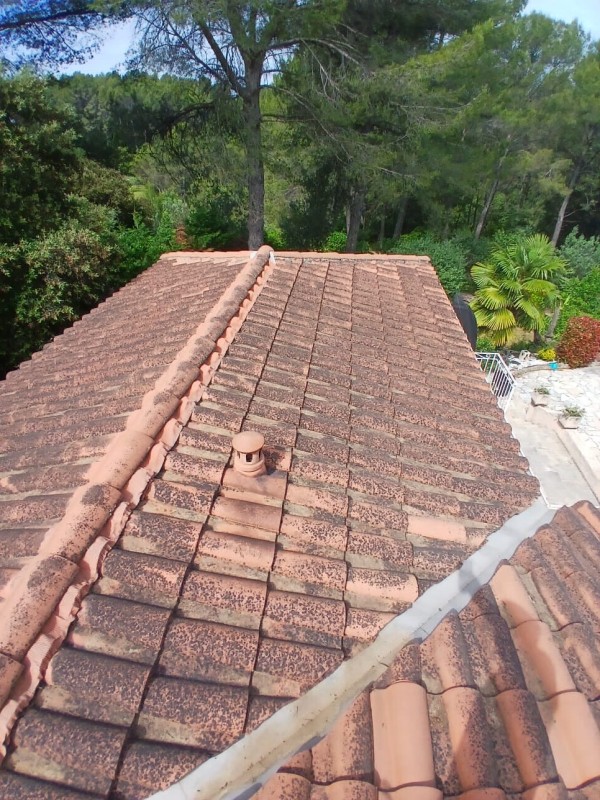 Intervention couvreur pour réfection toiture avec passage hydrofuge et nettoyage haute pression à Le Muy 83490