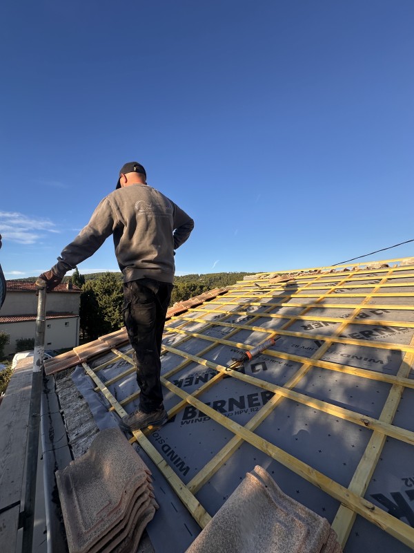 Réfection complète de toiture ancienne avec pose de tuiles Romanes Castelviel Reno à Draguignan 83300 dans le département du Var