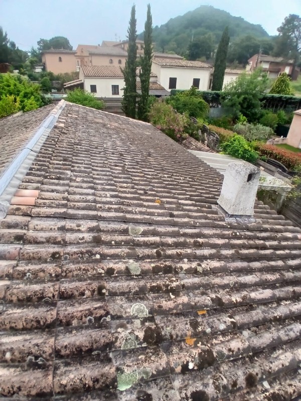Couvreur pour entretien toiture maison secondaire avec prestation démoussage + traitement hydrofuge Sainte-Maxime 83120